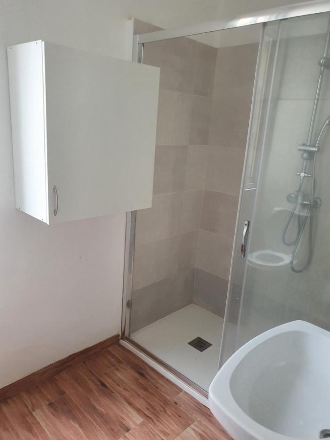 شقة Habitacion Pequena Con Balcon فيجو المظهر الخارجي الصورة